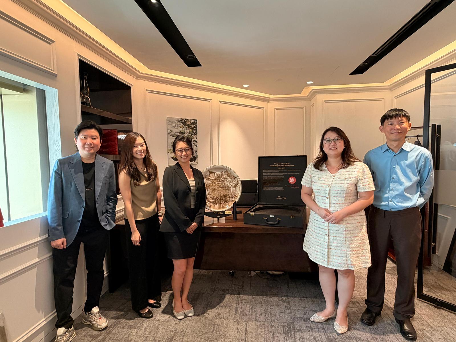 Ruifeng Wealth Thanks SCWO for the Commemorative Plate